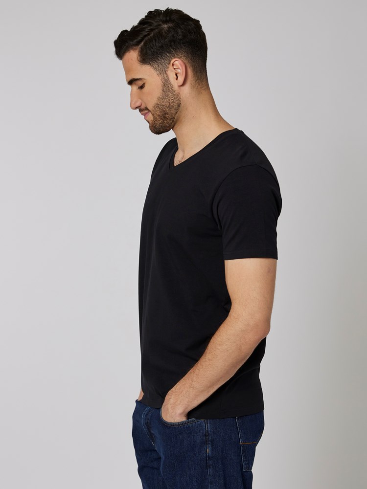 2-Pack V-Neck T-Skjorte 7204008_CAB-HENRYCHOICE-NOS-Modell-Front_chn=boys_3891_2-Pack V-Neck T-Skjorte CAB.jpg_Front||Front