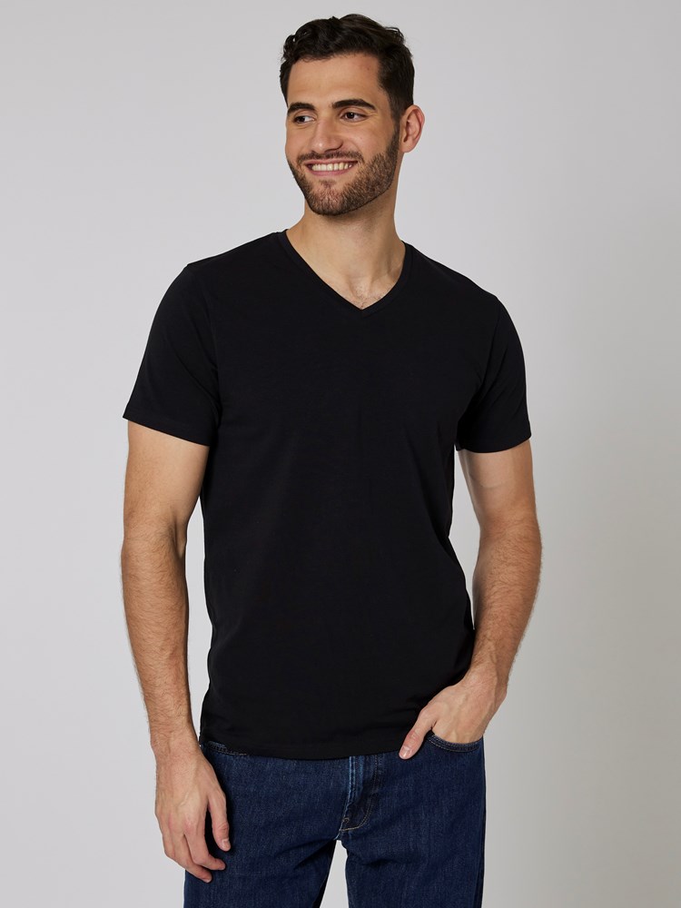 2-Pack V-Neck T-Skjorte 7204008_CAB-HENRYCHOICE-NOS-Modell-Front_chn=boys_5988_2-Pack V-Neck T-Skjorte CAB.jpg_Front||Front