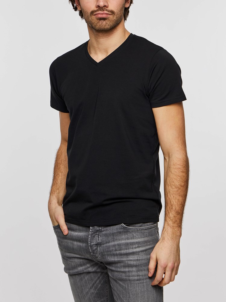 2-Pack V-Neck T-Skjorte 7204008_CAB_HenryChoice_noos-modell-front2_2-Pack V-Neck T-Skjorte CAB.jpg_Front||Front