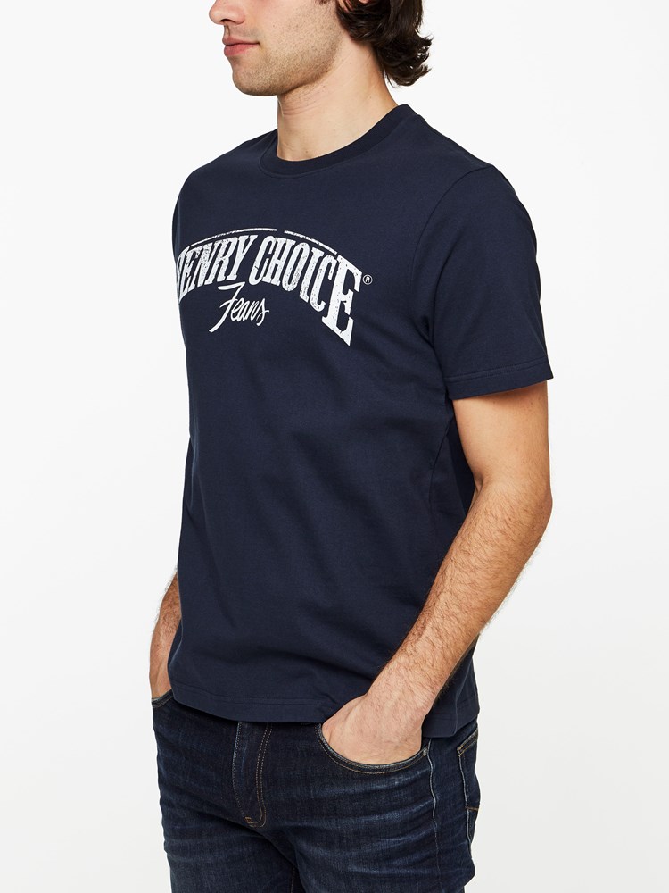 LOGO T-SKJORTE 7239616_C27_henrychoice_A19-modell-left_LOGO T-SKJORTE C27.jpg_Left||Left