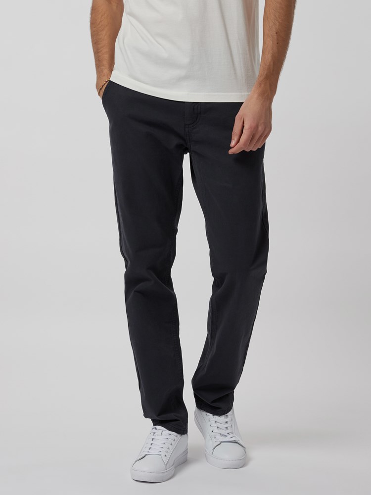 SLIM CHINO STRETCH TWILL 7244823_EMW-MRC-NOS-model-front (1)_SLIM CHINO STRETCH TWILL EMW_SLIM CHINO STRETCH TWILL EMW 7244823.jpg_