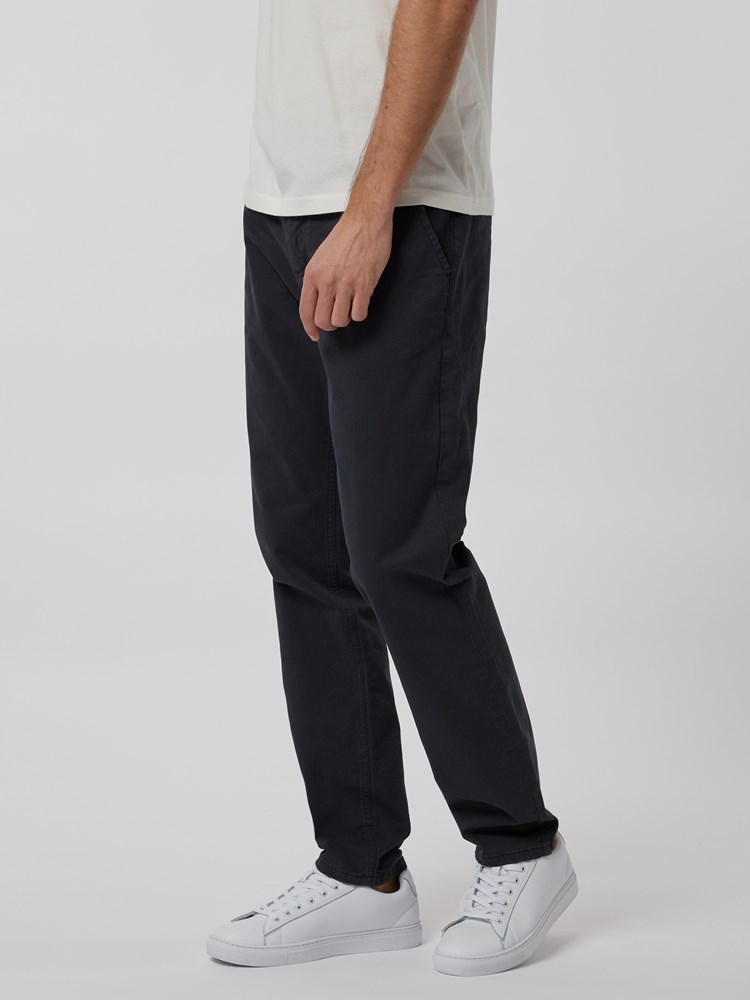 SLIM CHINO STRETCH TWILL 7244823_EMW-MRC-NOS-model-front (2)_SLIM CHINO STRETCH TWILL EMW_SLIM CHINO STRETCH TWILL EMW 7244823.jpg_