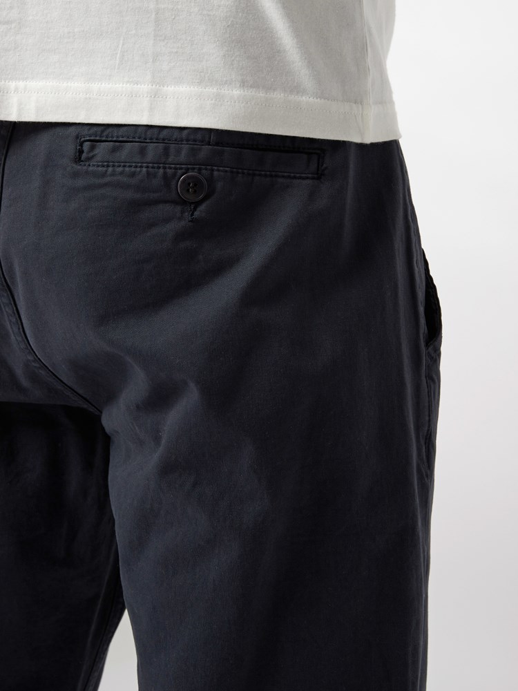 SLIM CHINO STRETCH TWILL 7244823_EMW-MRC-NOS-model-right_SLIM CHINO STRETCH TWILL EMW_SLIM CHINO STRETCH TWILL EMW 7244823.jpg_