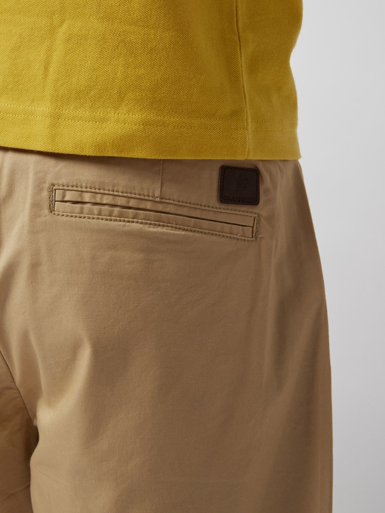 CREW CHINO SHORTS 7246677_AAU--H21-Modell-right_64072_CREW CHINO SHORTS AAU.jpg_Right||Right