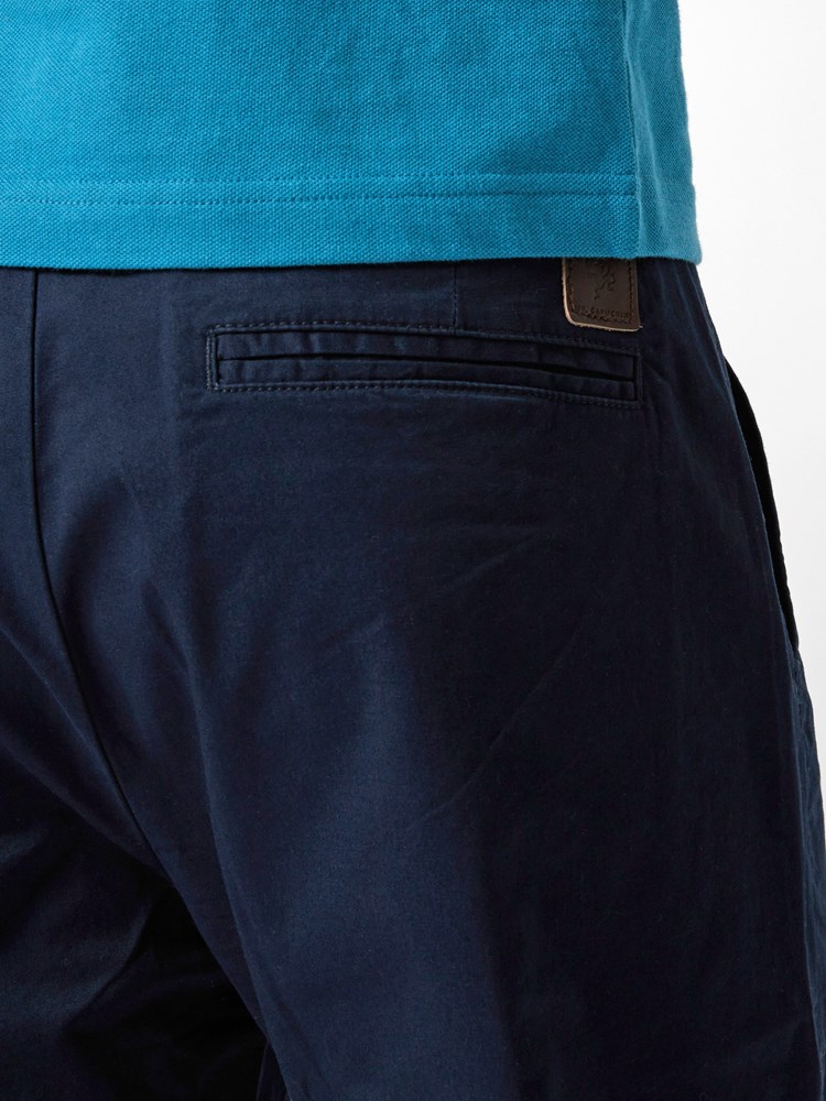 CREW CHINO SHORTS 7246677_ENM--H21-Modell-right_12157_CREW CHINO SHORTS ENM.jpg_Right||Right