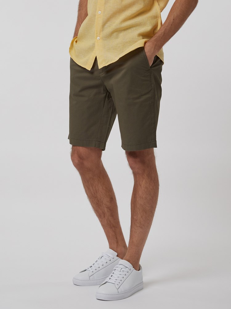 CREW CHINO SHORTS 7246677_IFJ--H21-Modell-left_80023_CREW CHINO SHORTS IFJ.jpg_Left||Left