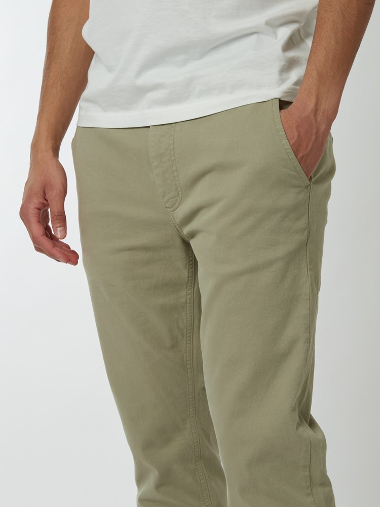 Slim chino str. twill 7249074_I4V-MRCAPUCHIN-NOS-Modell-Front_chn=boys_6495_Slim chino str. twill I4V.jpg_Front||Front