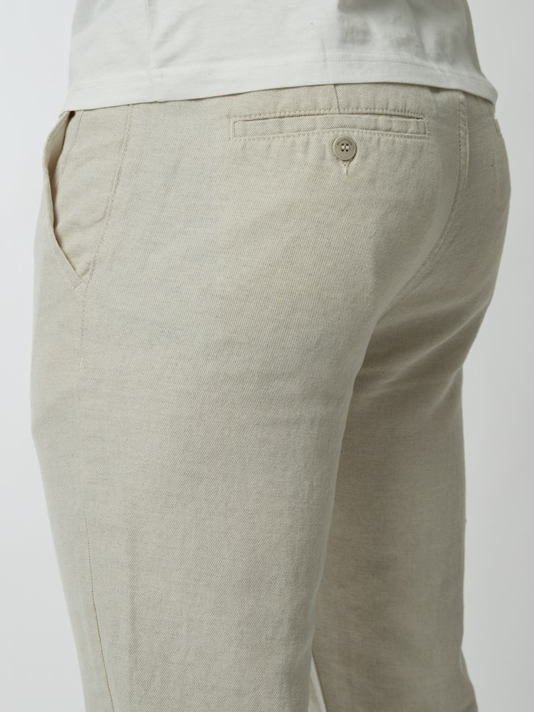 Slim natural chino 7249077_I4H-MRCAPUCHIN-S22-details_chn=boys_4625_Slim natural chino I4H.jpg_