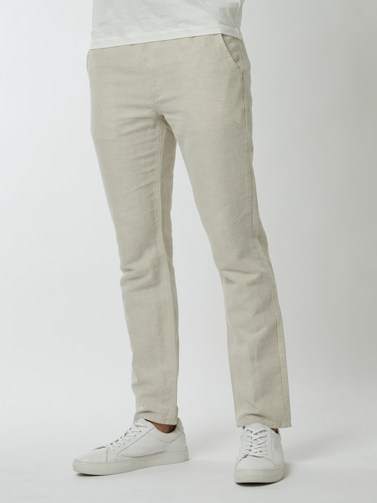 Slim natural chino 7249077_I4H-MRCAPUCHIN-S22-Modell-Left_chn=boys_3661_Slim natural chino I4H.jpg_Left||Left