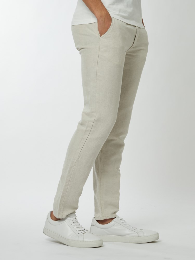 Slim natural chino 7249077_I4H-MRCAPUCHIN-S22-Modell-Right_chn=boys_5173_Slim natural chino I4H.jpg_Right||Right