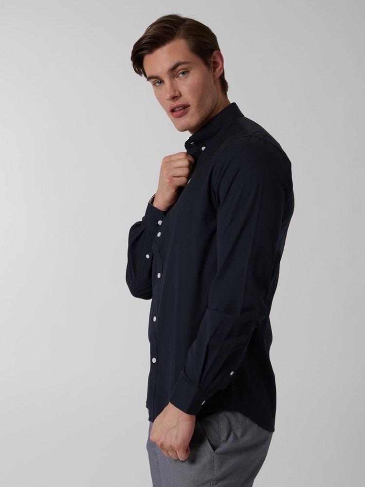 Tony oxfordskjorte 7249411_C27-MRCAPUCHIN-S22-Modell-Left_chn=boys_9992_Tony oxfordskjorte C27.jpg_Left||Left