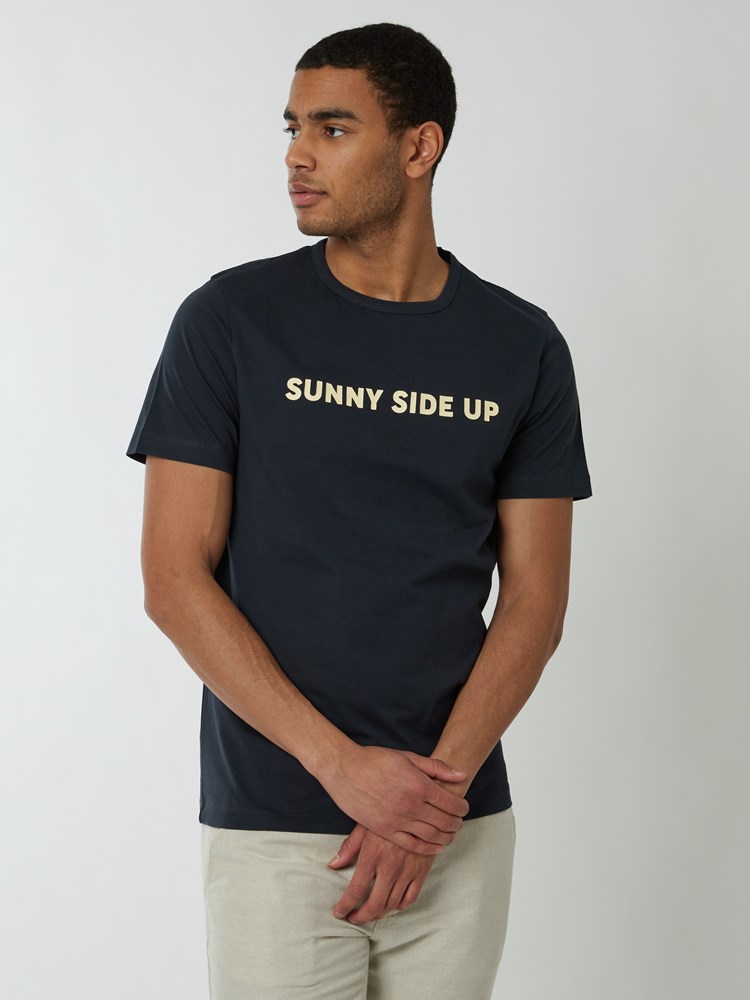 Dante t-skjorte 7249427_C27-MRCAPUCHIN-S22-Modell-Front_chn=boys_1696_Dante t-skjorte C27.jpg_Front||Front