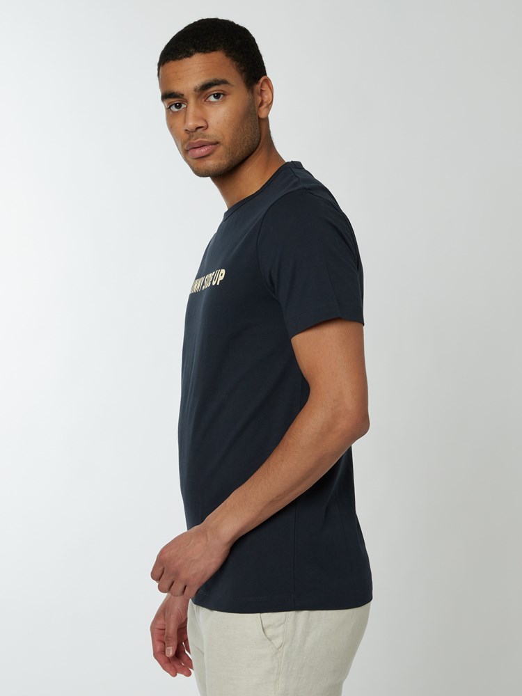Dante t-skjorte 7249427_C27-MRCAPUCHIN-S22-Modell-Left_chn=boys_409_Dante t-skjorte C27.jpg_Left||Left