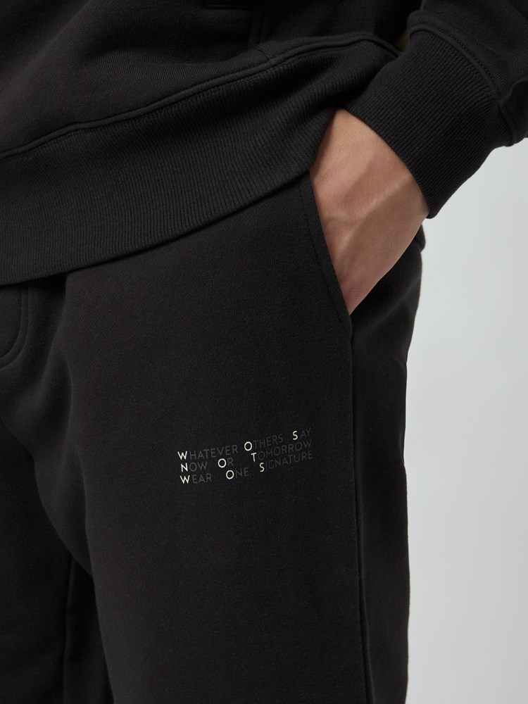 Signature joggebukse 7249522_C31-WOSNOTWOS-S22-details_chn=boys_7772_Signature joggebukse C31.jpg_