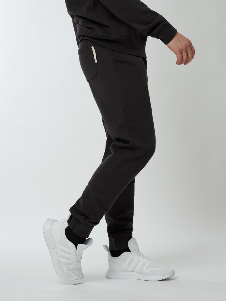 Signature joggebukse 7249522_C31-WOSNOTWOS-S22-Modell-Right_chn=boys_2078_Signature joggebukse C31.jpg_Right||Right