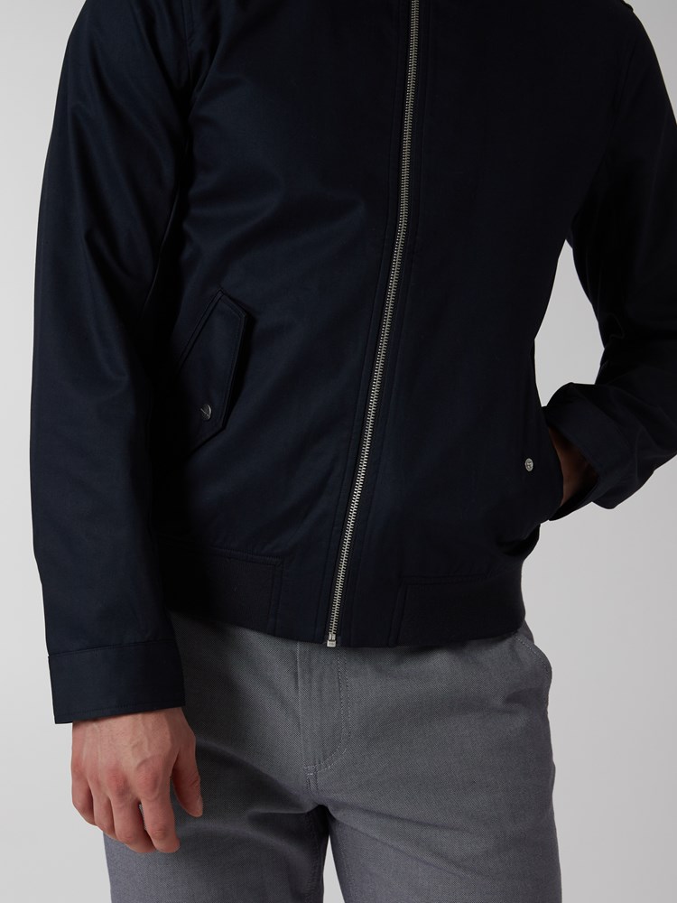 Valentino jakke 7249571_C27-MRCAPUCHIN-S22-details_chn=boys_1302_Valentino jakke C27.jpg_