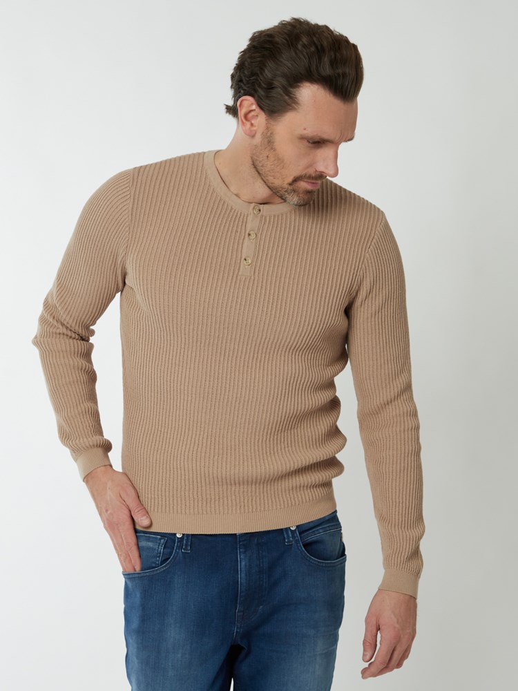 Jace genser 7249599_AQH-HENRYCHOICE-S22-Modell-Front_chn=boys_5283_Jace genser AQH.jpg_