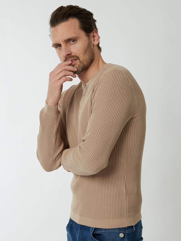 Jace genser 7249599_AQH-HENRYCHOICE-S22-Modell-Left_chn=boys_2628_Jace genser AQH.jpg_