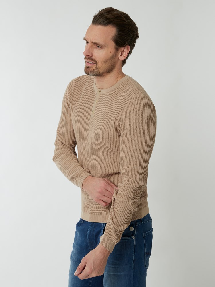 Jace genser 7249599_AQH-HENRYCHOICE-S22-Modell-Left_chn=boys_9638_2022-2-7_233339_Jace genser AQH.jpg_Left||Left