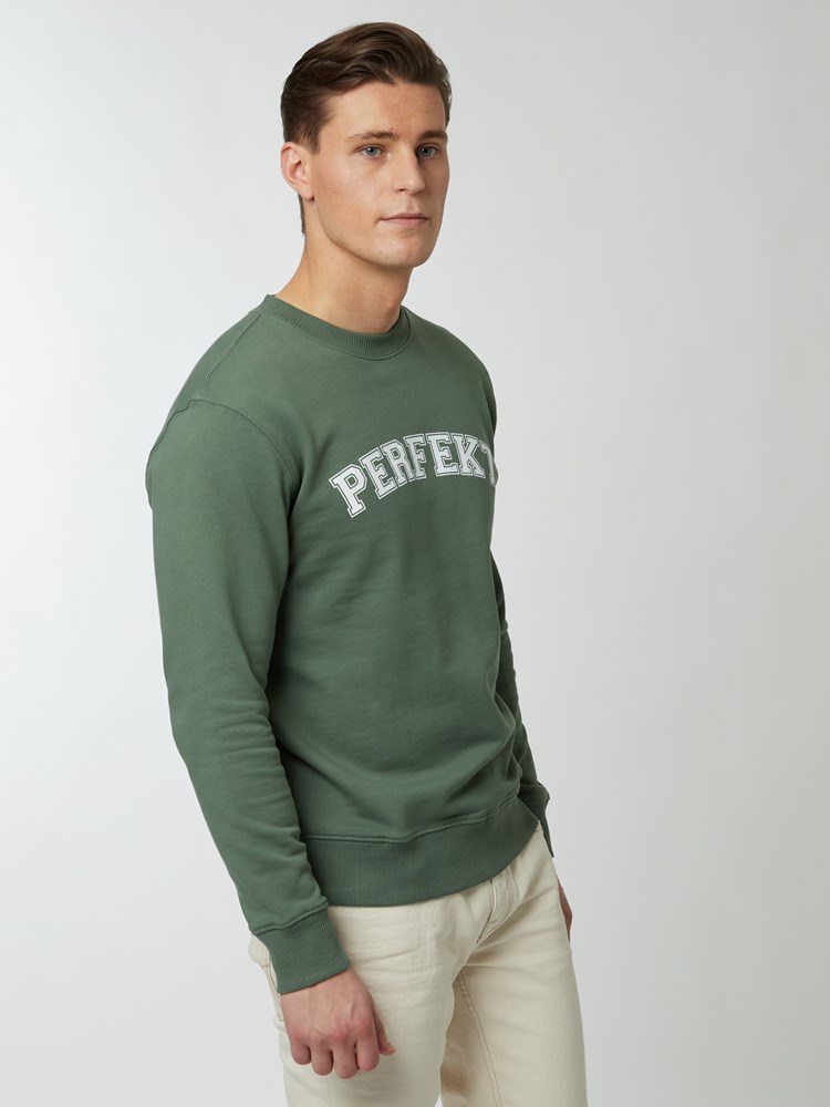 Perfekt collegegenser 7249627_GOH-WOSNOTWOS-S22-Modell-Right_chn=boys_2679_Perfekt collegegenser GOH.jpg_Right||Right