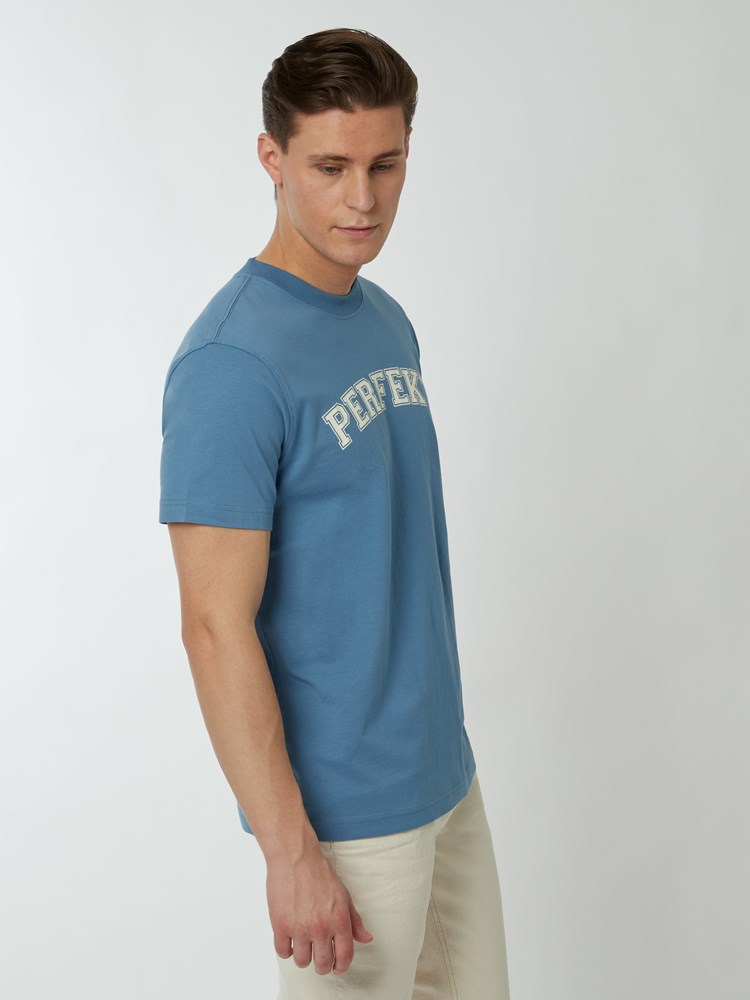 Perfekt t-skjorte 7249698_ECM-WOSNOTWOS-S22-Modell-Right_chn=boys_5615_Perfekt t-skjorte ECM 7249698.jpg_Right||Right