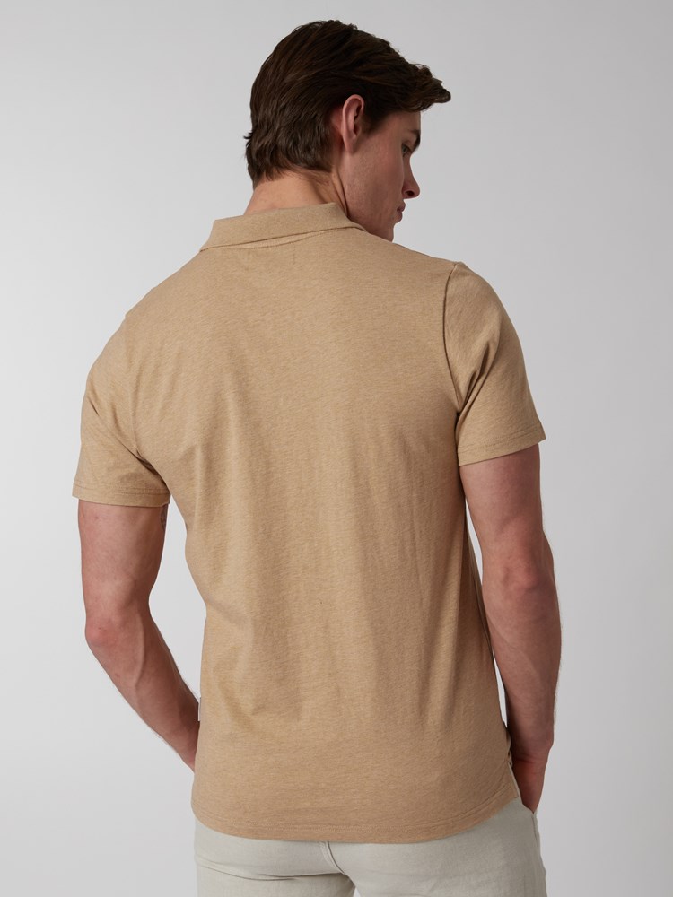 Ulrik polo t-skjorte 7249904_AAO-MRCAPUCHIN-H22-Modell-Back_chn=boys_5730_Ulrik polo t-skjorte AAO.jpg_Back||Back