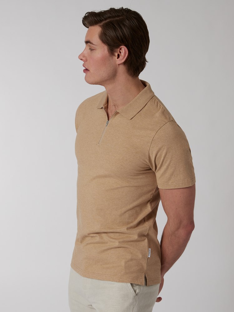 Ulrik polo t-skjorte 7249904_AAO-MRCAPUCHIN-H22-Modell-Left_chn=boys_9066_Ulrik polo t-skjorte AAO.jpg_Left||Left