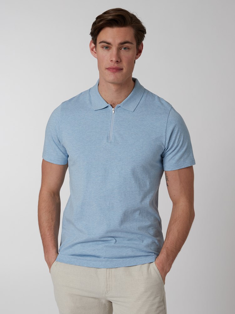 Ulrik polo t-skjorte 7249904_EOZ-MRCAPUCHIN-H22-Modell-Front_chn=boys_726_Ulrik polo t-skjorte EOZ.jpg_Front||Front