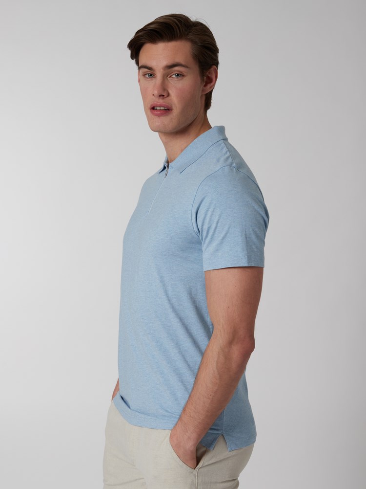 Ulrik polo t-skjorte 7249904_EOZ-MRCAPUCHIN-H22-Modell-Left_chn=boys_1036_Ulrik polo t-skjorte EOZ.jpg_Left||Left