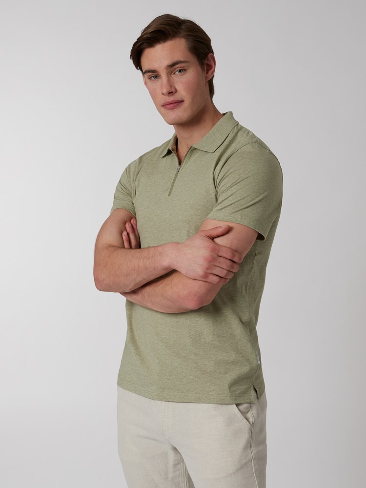 Ulrik polo t-skjorte 7249904_I4V-MRCAPUCHIN-H22-Modell-Left_chn=boys_7793_Ulrik polo t-skjorte I4V.jpg_Left||Left