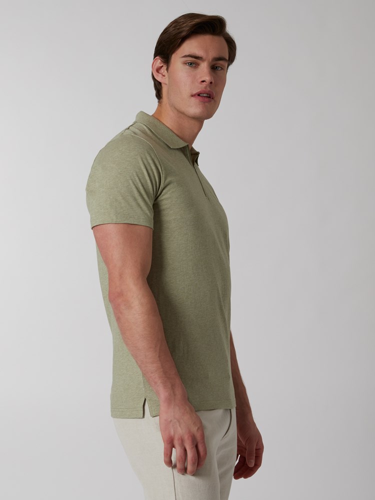 Ulrik polo t-skjorte 7249904_I4V-MRCAPUCHIN-H22-Modell-Right_chn=boys_6008_Ulrik polo t-skjorte I4V.jpg_Right||Right