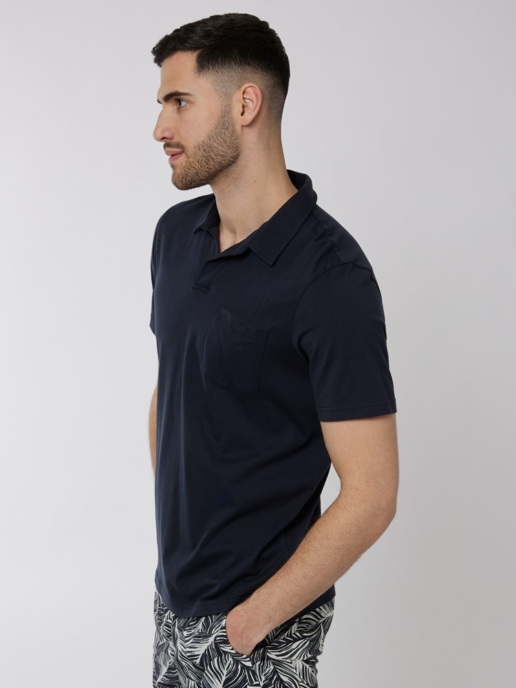 Alonzo polo t-skjorte 7249907_C27-MRCAPUCHIN-H22-Modell-Front_chn=boys_6385_Alonzo polo t-skjorte C27.jpg_Front||Front