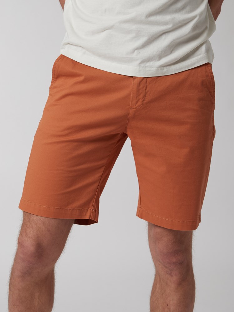 Crew chino shorts 7249913_ADJ-MRCAPUCHIN-H22-Modell-Front_chn=boys_6533_Crew chino shorts ADJ.jpg_Front||Front
