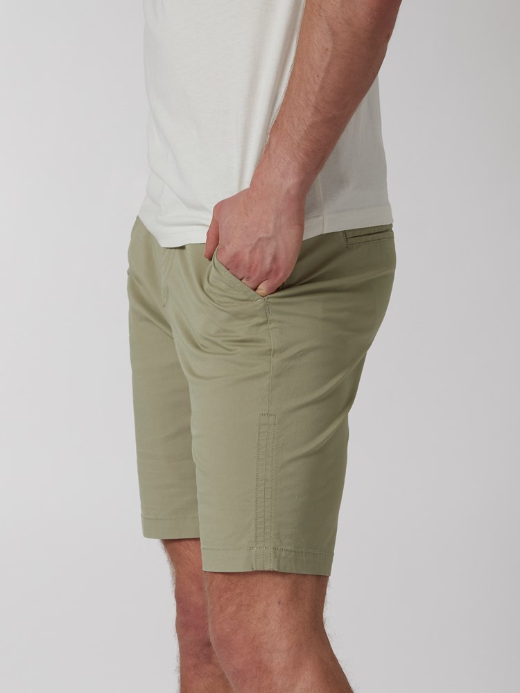 Crew chino shorts 7249913_I4V-MRCAPUCHIN-H22-Modell-Left_chn=boys_6348_Crew chino shorts I4V.jpg_Left||Left