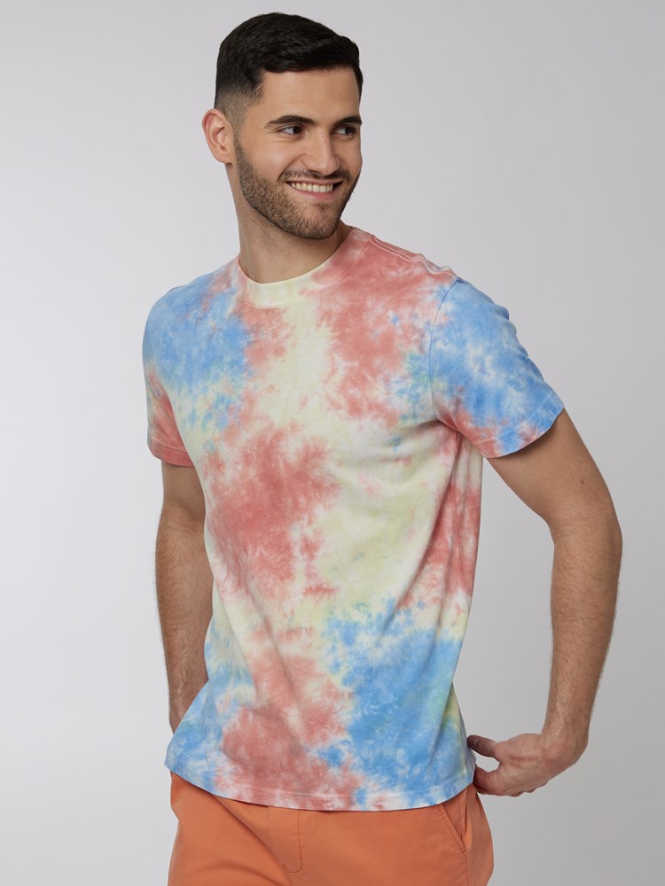 Batikk t-skjorte 7249924_R05-WOSNOTWOS-H22-Modell-Front_chn=boys_6185_Batikk t-skjorte R05 7249924.jpg_Front||Front