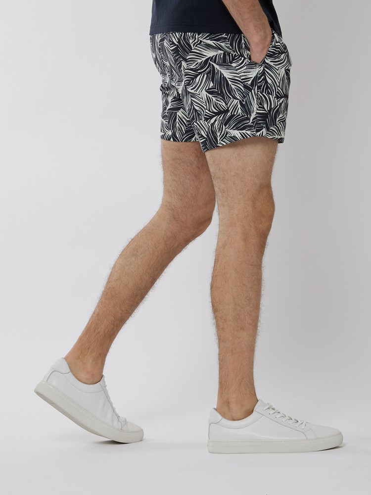 Badeshorts med print 7249942_C27-MRCAPUCHIN-H22-Modell-Front_chn=boys_5474_Badeshorts med print C27.jpg_Front||Front