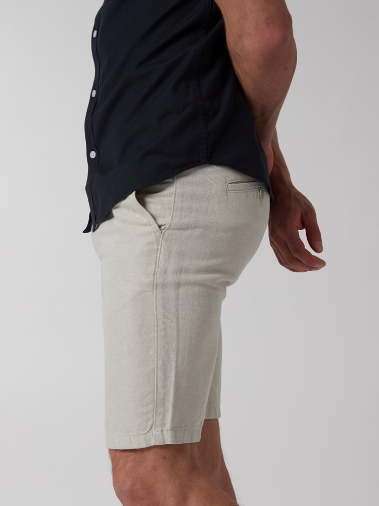 Slim natural bermuda 7249996_I4H-MRCAPUCHIN-H22-Modell-Left_chn=boys_3499_Slim natural bermuda I4H.jpg_Left||Left