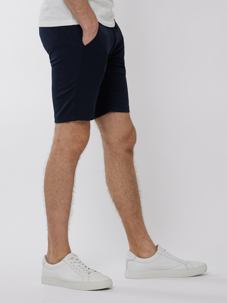 Slim suit shorts III 7250003_EM6-MRCAPUCHIN-H22-Modell-Front_chn=boys_6193_Slim suit shorts III EM6.jpg_Front||Front