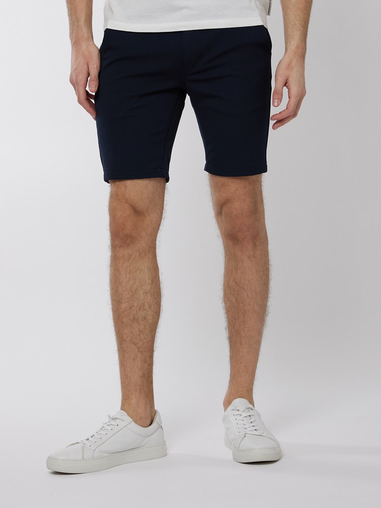 Slim suit shorts III 7250003_EM6-MRCAPUCHIN-H22-Modell-Front_chn=boys_7642_Slim suit shorts III EM6.jpg_Front||Front