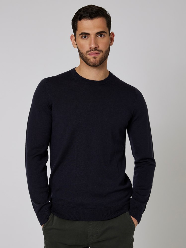 Merino strikkegenser 7500570_C27-MRCAPUCHIN-W22-Modell-Front_chn=boys_2900_Merino strikkegenser C27.jpg_Front||Front