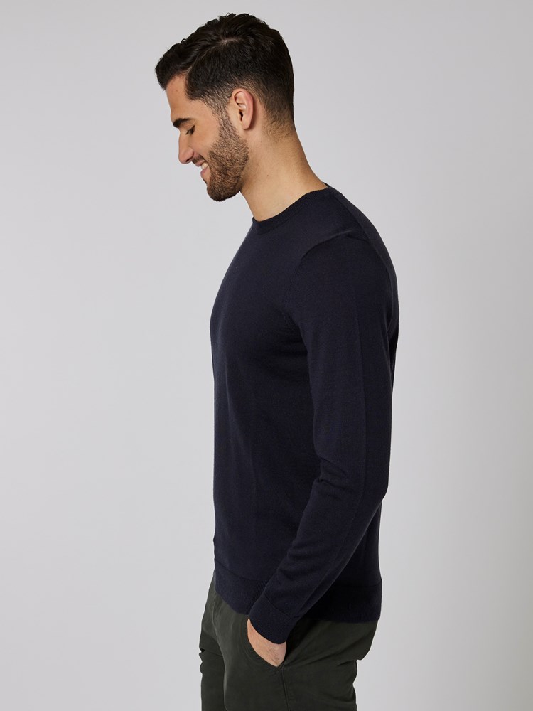 Merino strikkegenser 7500570_C27-MRCAPUCHIN-W22-Modell-Front_chn=boys_4375_Merino strikkegenser C27.jpg_Front||Front