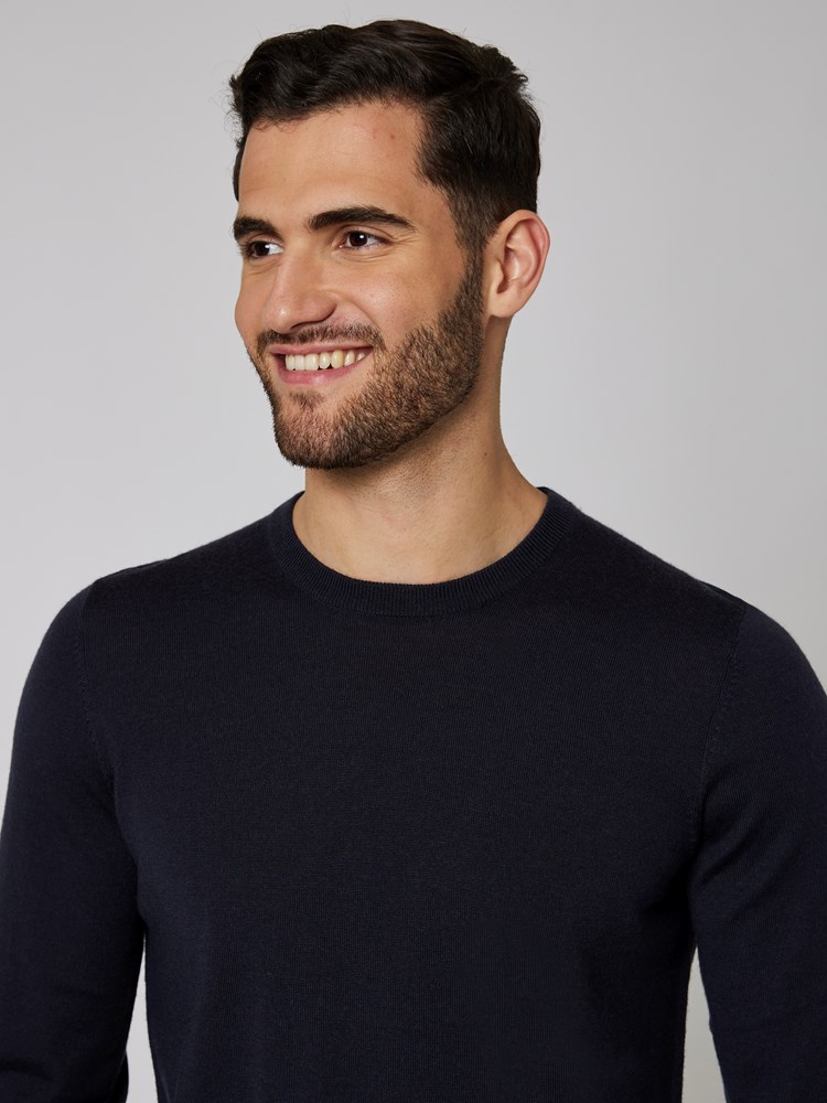 Merino strikkegenser 7500570_C27-MRCAPUCHIN-W22-Modell-Front_chn=boys_6124_Merino strikkegenser C27.jpg_Front||Front