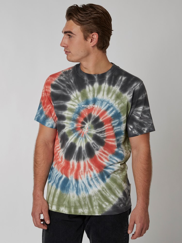 Straumen tie dye t-skjorte 7501011_C31-WOSNOTWOS-A22-Modell-Front_chn=boys_6323_Straumen tie dye t-skjorte C31.jpg_Front||Front