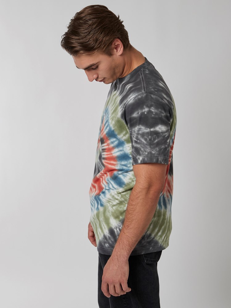 Straumen tie dye t-skjorte 7501011_C31-WOSNOTWOS-A22-Modell-Left_chn=boys_1969_Straumen tie dye t-skjorte C31.jpg_