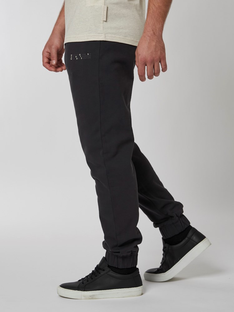 Signature joggebukse 7501022_C31-WOSNOTWOS-A22-Modell-Left_chn=boys_1400_Signature joggebukse C31.jpg_Left
