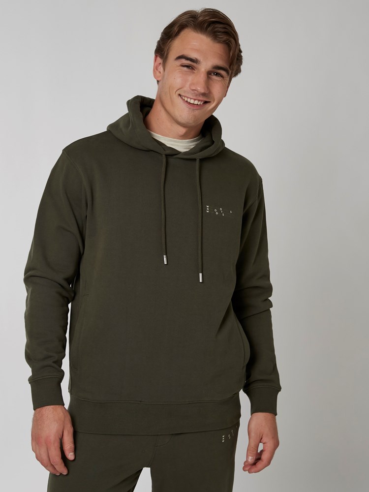 Signature hettegenser 7501023_GUC-WOSNOTWOS-A22-Modell-Front_chn=boys_2340_Signature hettegenser GUC.jpg_Front||Front
