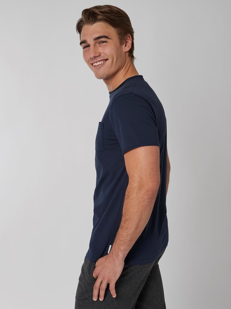 Alfredo t-skjorte 7501043_C29-MRCAPUCHIN-A22-Modell-Left_chn=boys_2786_Alfredo t-skjorte C29.jpg_Left||Left