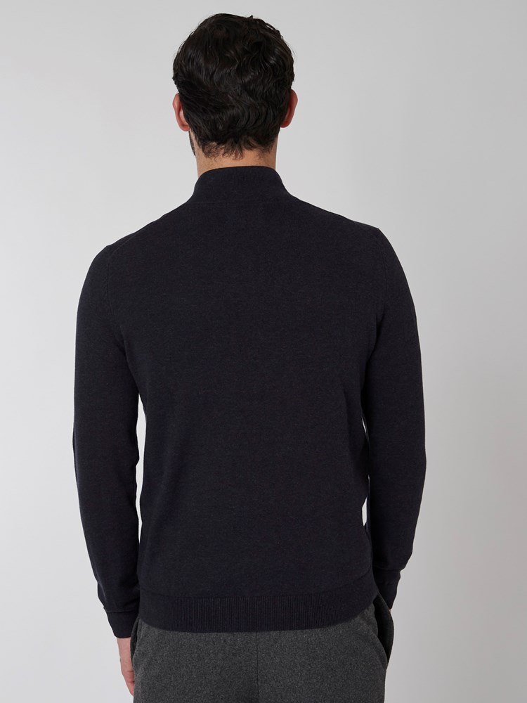 Dammers zip neck strikkegenser 7501047_C27-MRCAPUCHIN-A22-Modell-Back_chn=boys_7125_Dammers zip neck strikkegenser C27.jpg_Back||Back