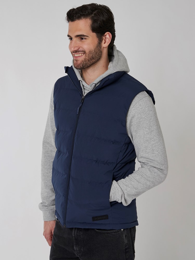 Philip down vest 7501071_C29-MRCAPUCHIN-A22-Modell-Left_chn=boys_2704_Philip down vest C29.jpg_Left||Left