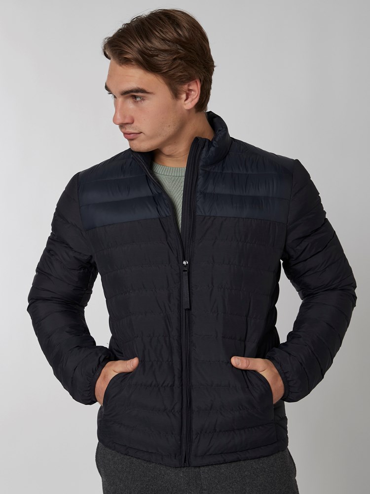 Louis down jakke 7501073_C27-MRCAPUCHIN-A22-Modell-Front_chn=boys_7129_Louis down jakke C27.jpg_Front||Front